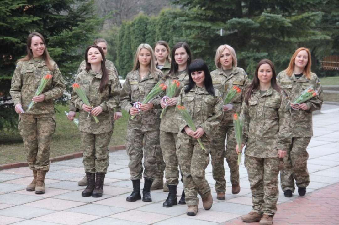 "Я готовилась к этому": женщины-военнослужащие рассказали, как они попали в армию "Я готовилась к этому": женщины-военнослужащие рассказали, как они попали в армию