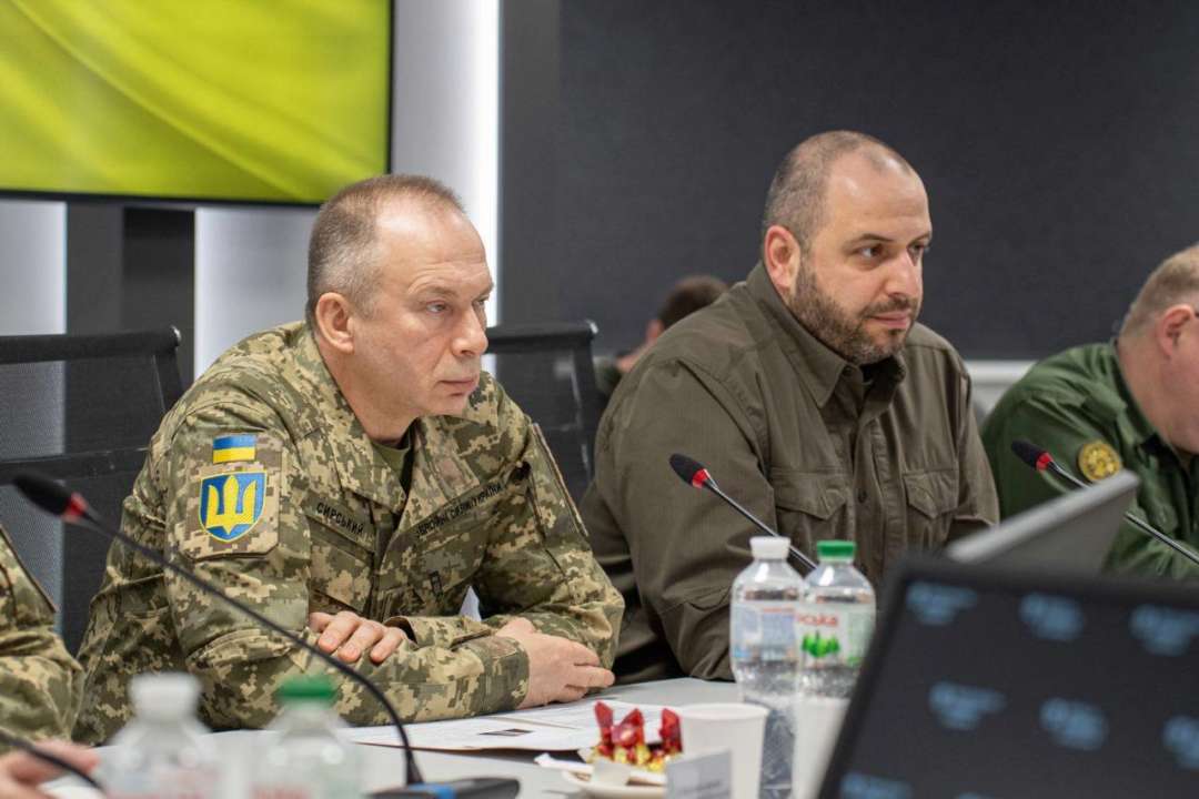 Сирський та Умєров на передовій обговорили посилення окремих ділянок фронту/Фото: Олександр Сирський Сирський та Умєров на передовій обговорили посилення окремих ділянок фронту/Фото: Олександр Сирський