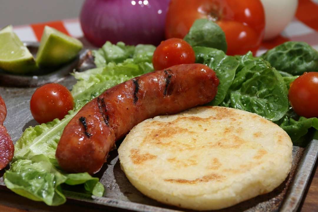 Сытно и очень вкусно: рецепт лепешек с колбасой и копченой моцареллой