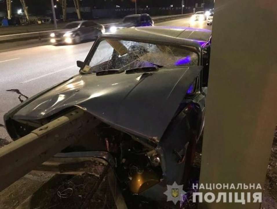Смертельное ДТП в Киеве. Часть отбойника насквозь прошила автомобиль