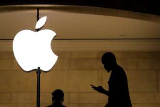 На аукционе продали оригинальный компьютер Apple-1 за 400 тысяч долларов/Фото: Drew Angerer/Getty Images Святой Грааль для коллекционеров: на аукционе продали оригинальный компьютер Apple