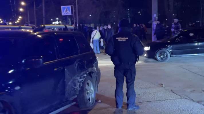 Чоловік покусав поліцейського та побив нацгвардійця/Фото: Інформатор Чоловік покусав поліцейського та побив нацгвардійця