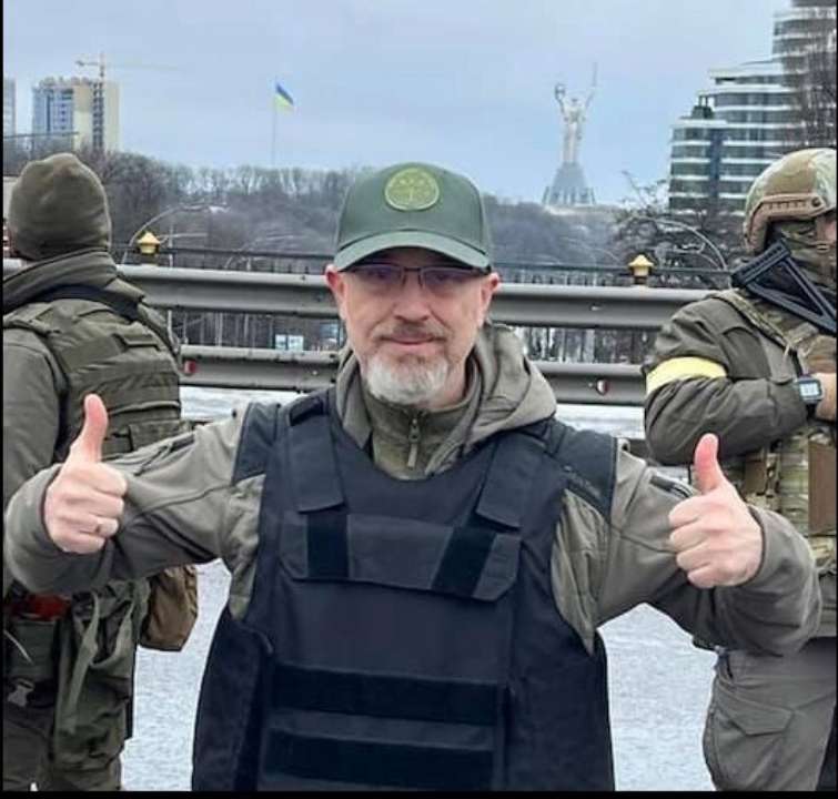 У Міноборони розповіли, чи будуть мобілізувати українців. Фото: Facebook Олексія Резнікова 1 млн військовослужбовців