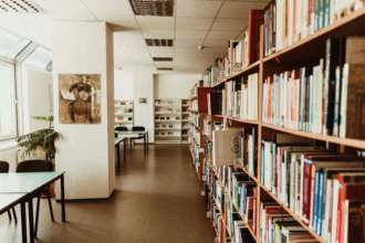 Подборка книг ко Всеукраинскому дню библиотек/Фото: Trnava University/Unsplash Библиотека в университете