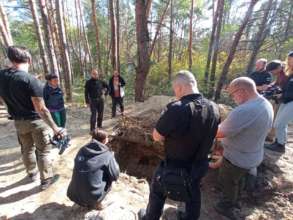 На Харківщині виявили тіла зв'язаних мирних жителів/Фото: Поліція На Харківщині виявили тіла зв'язаних мирних жителів/Фото: Поліція