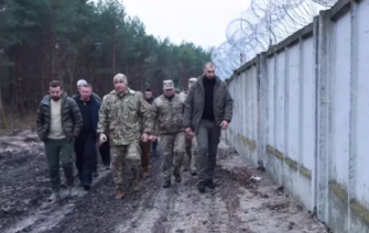 На границе с беларусью возводят железобетонную стену с колючей проволокой. Фото: ОП стена на границе с беларусью