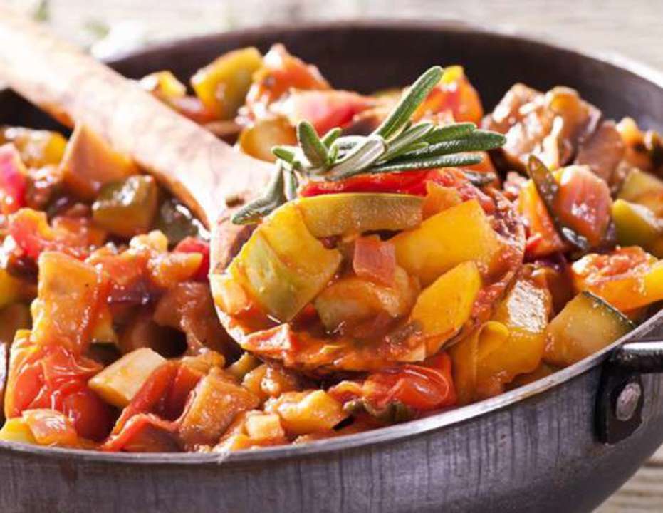 Идеально для всей семьи: готовим куриное рагу с картофелем