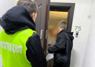 Киевские правоохранители сообщили чиновнице о подозрении/Фото: Нацполиция Киевские правоохранители сообщили чиновнице о подозрении/Фото: Нацполиция