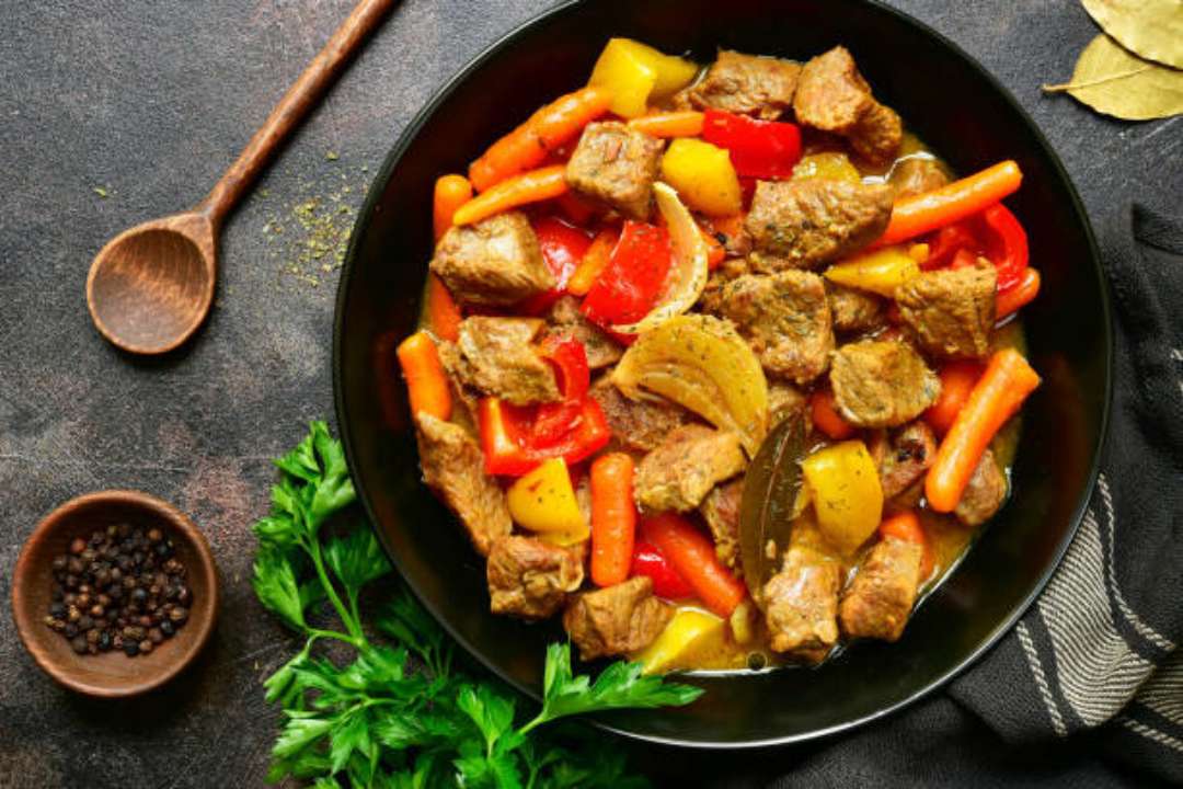Курица с фасолью и овощами в соусе из сметаны