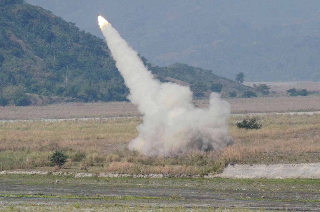 Пуск снаряда из РСЗО HIMARS