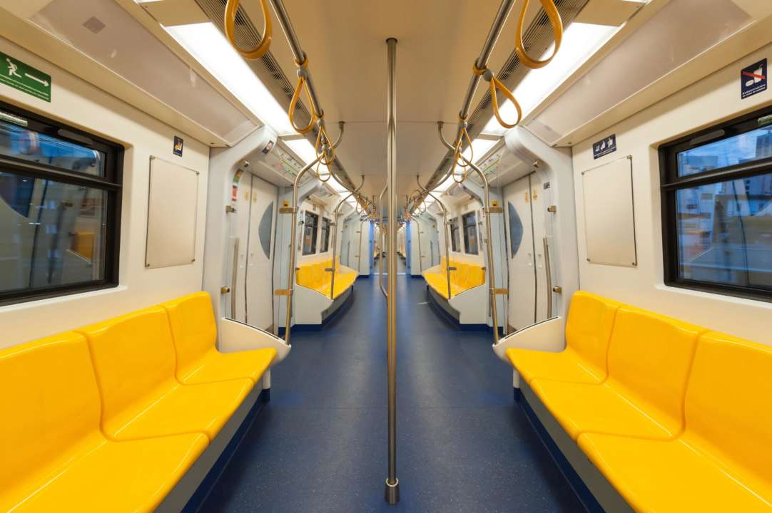 Кияни можуть зарядити телефон у метро/Фото: pexels У Києві облаштували 19 станцій метро, де можна підзарядити телефон