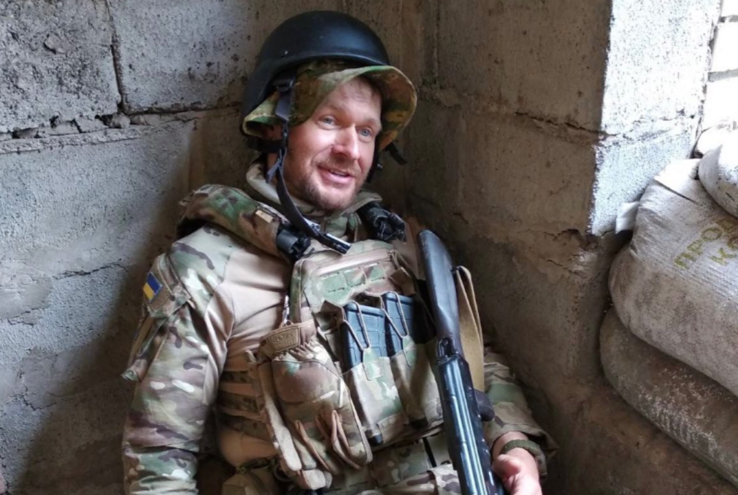 Лідер гурту "Тартак" заявив, що не вважає себе героєм/Фото: Олександр Положинський в Instagram Український співак Сашко Положинський