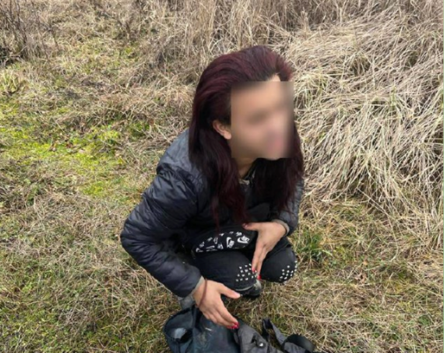 Пограничники задержали мужчину, который притворялся женщиной, чтобы убежать за границу. Фото: ГПСУ Уклонист от армии ГПСУ
