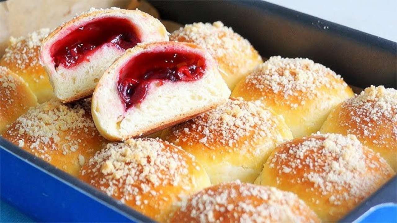 Неймовірно пухкі булочки з вишнями