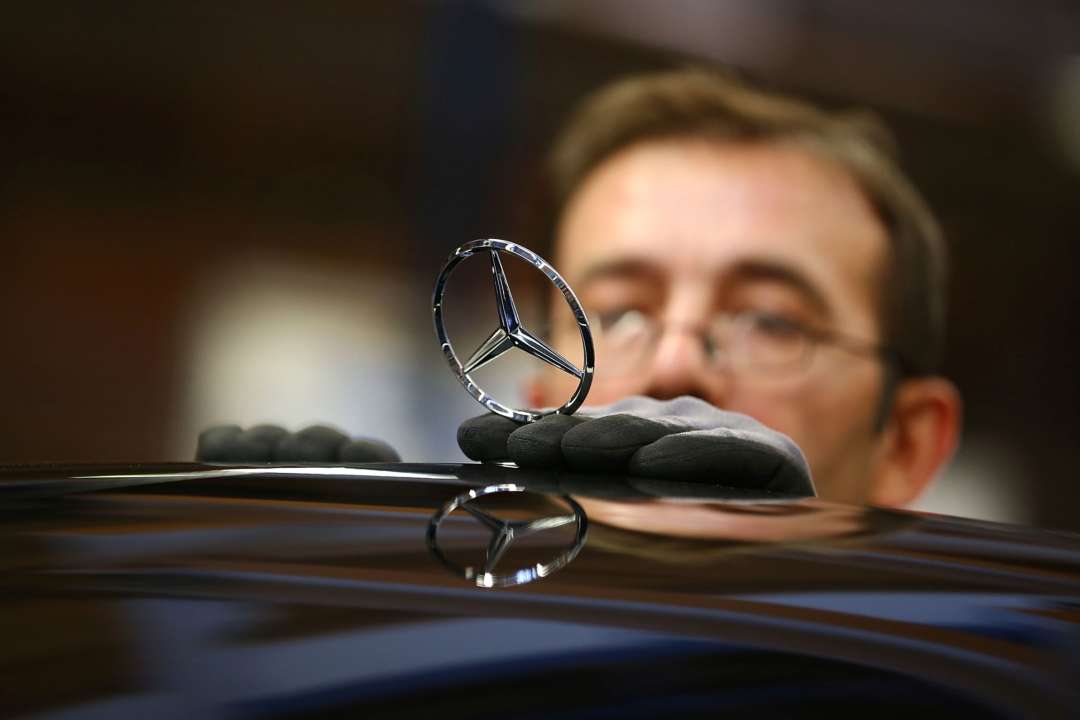 фото: gettyimages by Thomas Niedermueller Голосовой помощник Mercedes-Benz саркастично отозвался о Tesla
