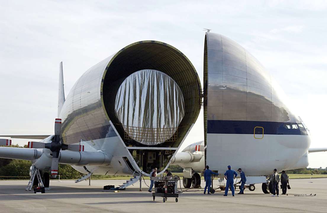 NASA показало, як літак для негабаритного вантажу допомагає у підготовці польоту на Місяць/фото: Getty Images Схожий на дирижабль: NASA показало унікальний літак, який допомагає у підготовці місячної місії