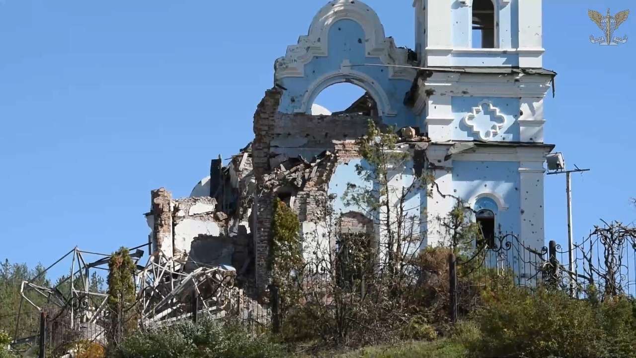 ЗСУ показали жахаючі кадри напівзруйнованих будинків і храму у Богородичному/Фото: скрін відео Розбиті будинки і дороги: окупанти перетворили Богородичне на село-привид. Відео
