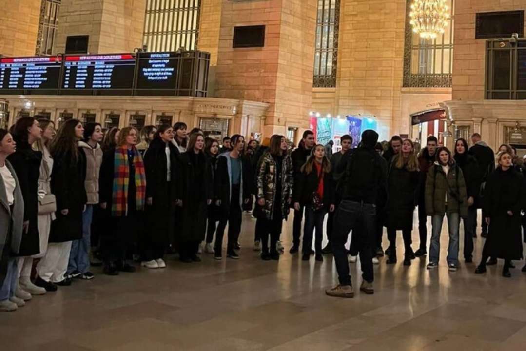 Хор виконує щедрівку на вокзалі