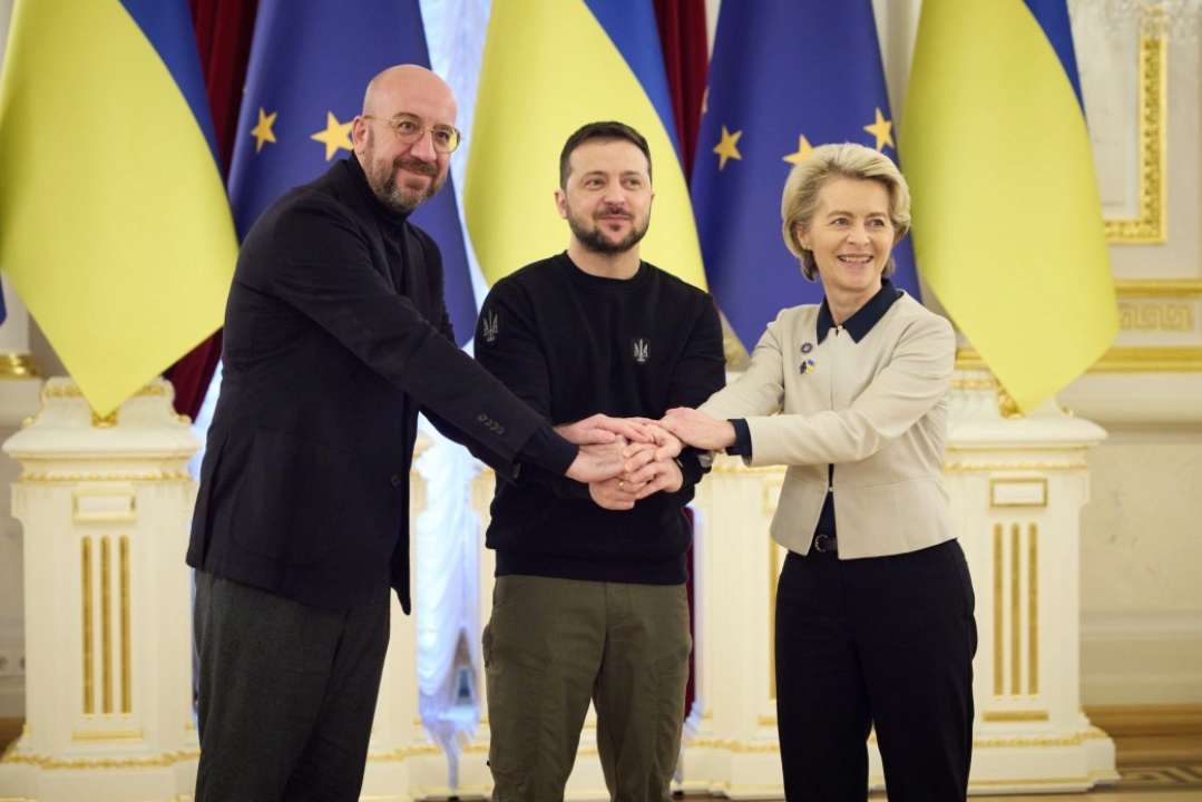 В ЕС назвали Украину назвали членом европейской семьи / Фото: Freepik Кулеба, Зеленский и Урсула фон дер Ляйен