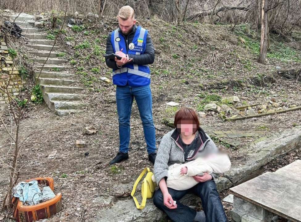 В Киеве мать жила с младенцем в недострое / Фото: ГУНП В Киеве женщина жила с младенцем в недострое