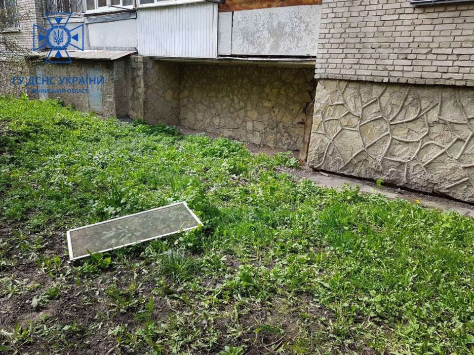К моменту прибытия подразделения спасателей одна из девочек выпала из окна квартиры