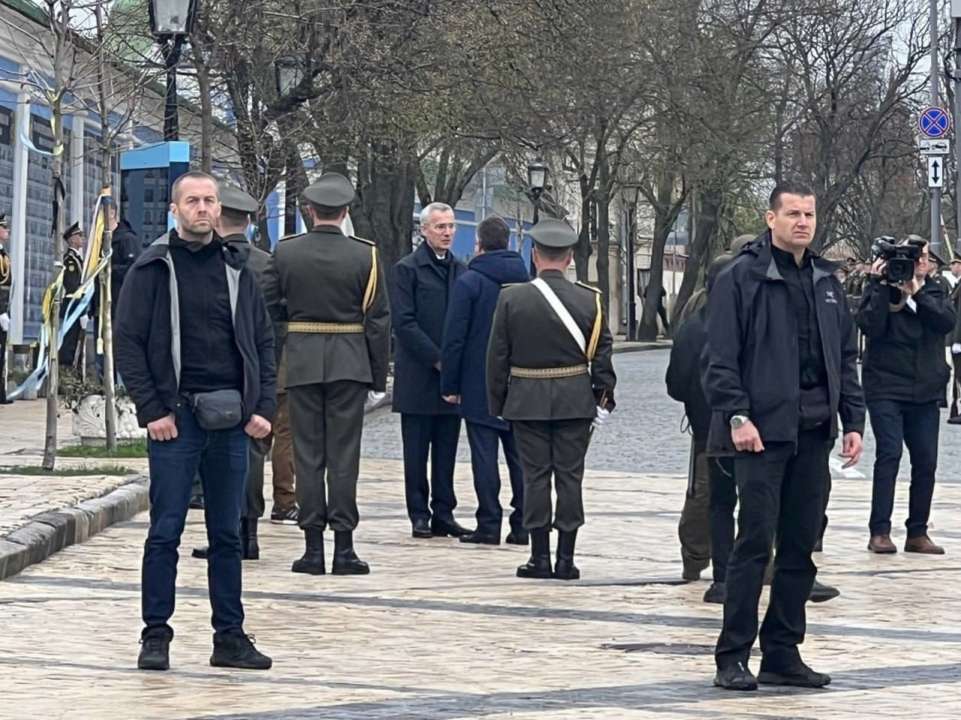 Відмітимо, що сьогодні генсек НАТО Столтенберг прибув до Києва з візитом