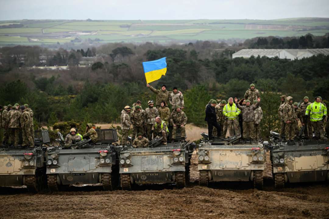 "Танкову коаліцію" на підтримку України сформували 12 країн/Фото: Leon Neal/Getty Images "Танкова коаліція": 12 країн погодились допомогти Україні з технікою