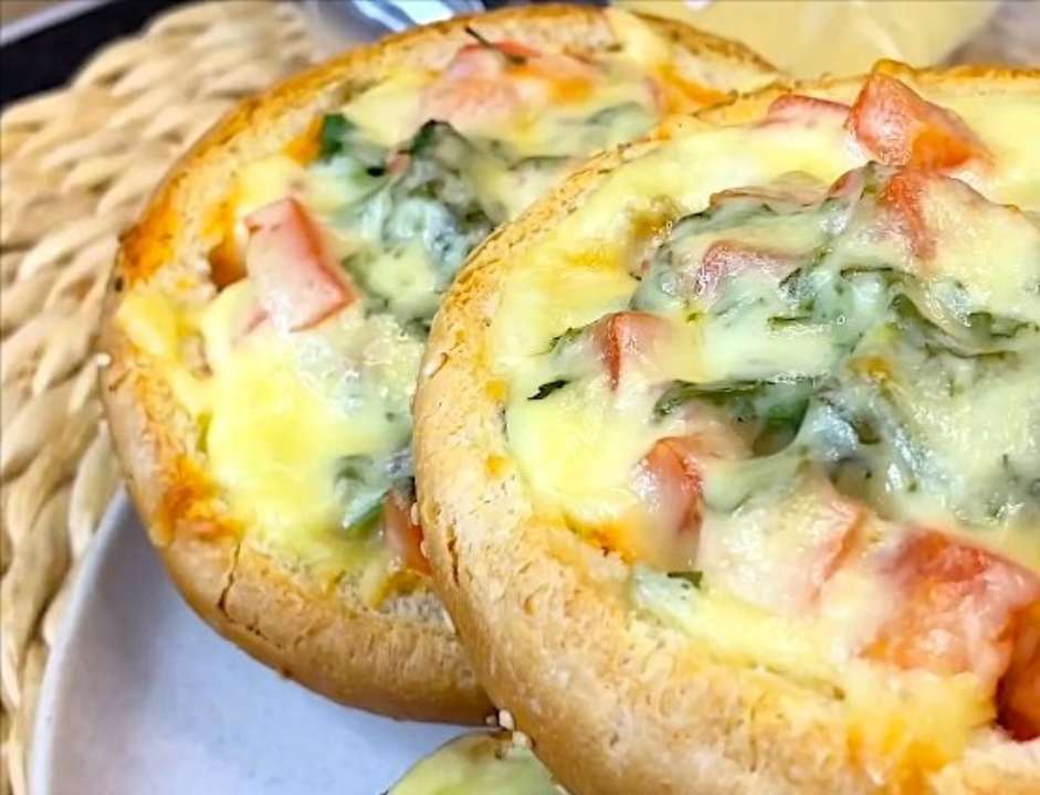 Блогер показала, как быстро приготовить булочки с курицей и грибами / Фото: instagram/vistovska_cooking