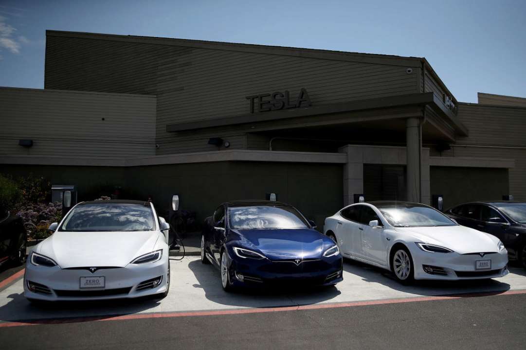 Tesla model s біля автосалону