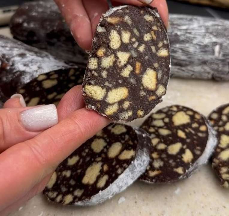 Шоколадна ковбаса з горіхами