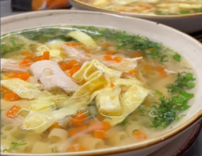 Наваристый и вкусный: рецепт супа с курицей и яичной лапшой / Фото: скриншот из видео Наваристый и вкусный: рецепт супа с курицей и яичной лапшой