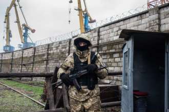 Окупанти влаштували фільтраційні табори на Донеччині/Фото: Martyn Aim/Getty Images Туалет раз на добу та пляшка води на десятьох: як українці живуть у фільтраційних тюрмах рф