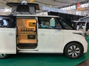 Фото: Alpincamper Немцы превратили электрический Volkswagen ID. Buzz в миниатюрный дом на колесах. Фото