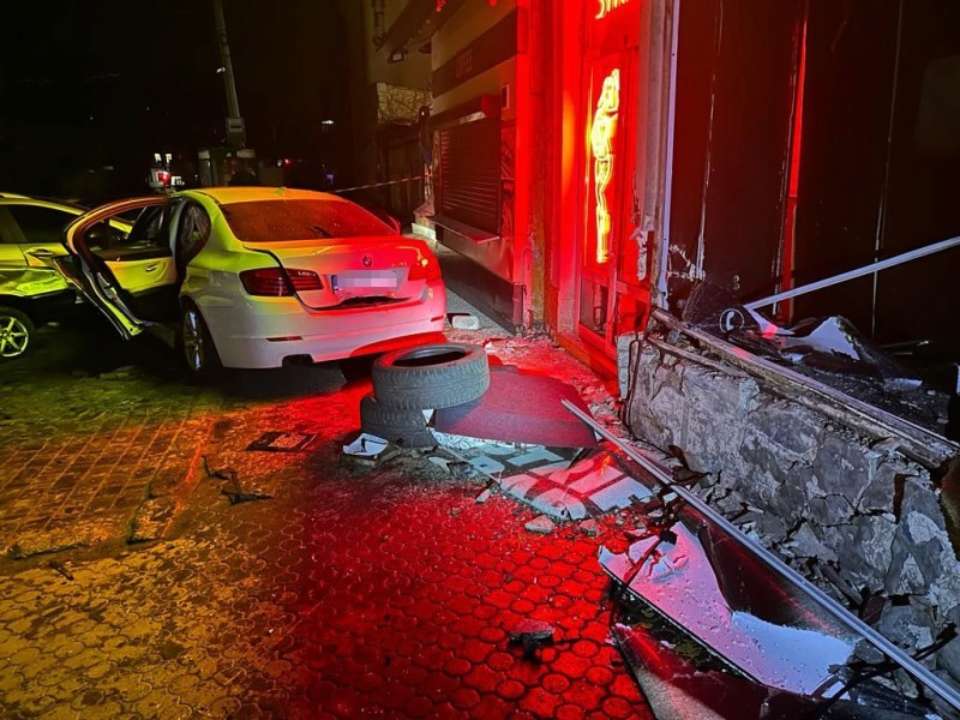 В Одессе водитель BMW устроил масштабную аварию/Фото: Главное управление Нацполиции в Одесской области В Одессе водитель BMW устроил масштабную аварию/Фото: Главное управление Нацполиции в Одесской области