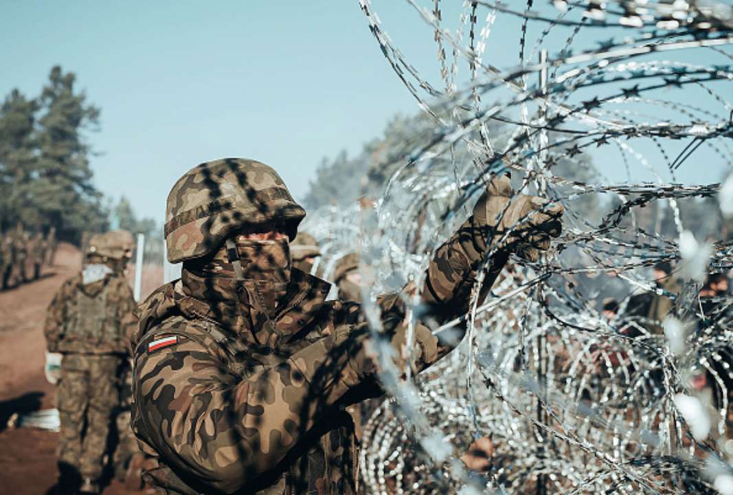 Польские пограничники не успевают ловить нелегальных мигрантов/Фото: Getty Images Не успевают ловить: в Сети показали, как нелегалы убегают через границу из беларуси в ЕС