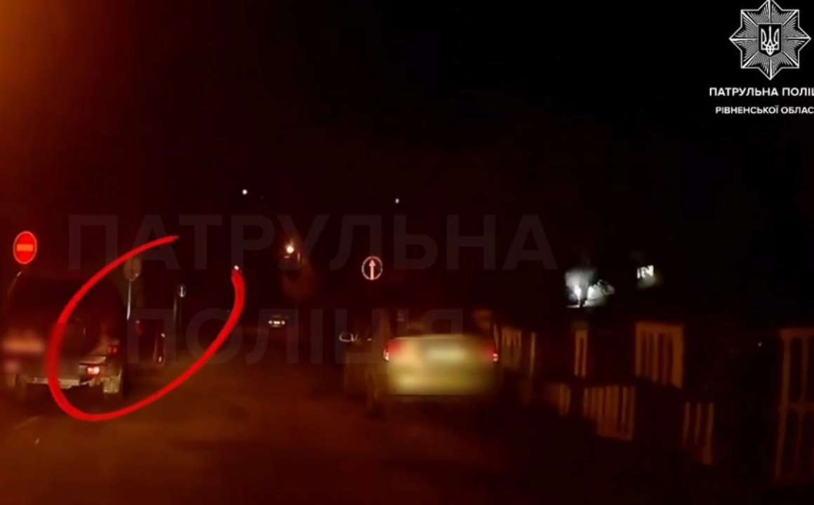 У Рівному підліток катався на чужому автомобілі. Скриншот відео патрульна поліція