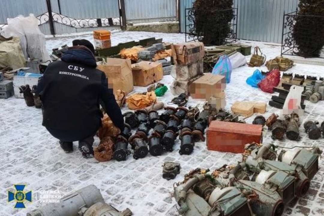 Солдат-контрактник с отцом в Хмельницкой области воровали детали для бронетехники. Их словила СБУ