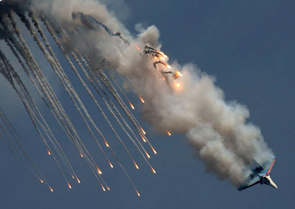 Над Мариуполем сбили российский самолет/Фото: Getty Images Сбитый самолет последние дни бомбил Мариуполь