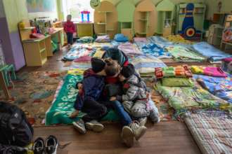 В результате российской агрессии в Украине погиб 221 ребенок/Фото: Getty Images Дети с мамой