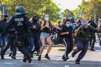 Полиция помешала очередной акции экоактивистов в Берлине/Фото: Getty Images Полиция помешала очередной акции экоактивистов в Берлине/Фото: Getty Images