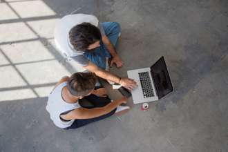 Как увеличить зарядку MacBook/Фото: Getty images Как увеличить зарядку MacBook/Фото: Getty images