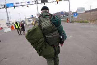 Тисячі чоловіків відмовилися повертатися після закінчення терміну дії дозволу на виїзд / Фото: Sean Gallup/Getty Images Тисячі чоловіків відмовилися повертатися після закінчення терміну дії дозволу на виїзд / Фото: Sean Gallup/Getty Images