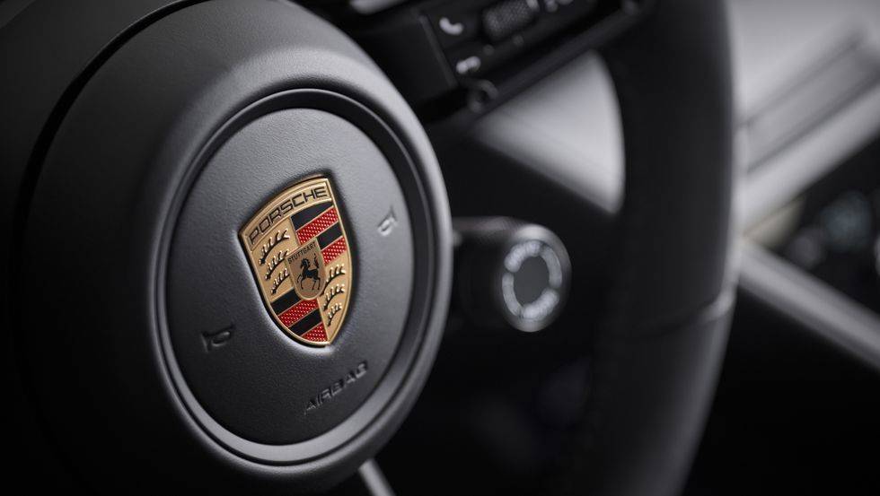 Фото: Porsche Porsche представила свой первый электрический кроссовер Macan EV: фото перламутрового красавца