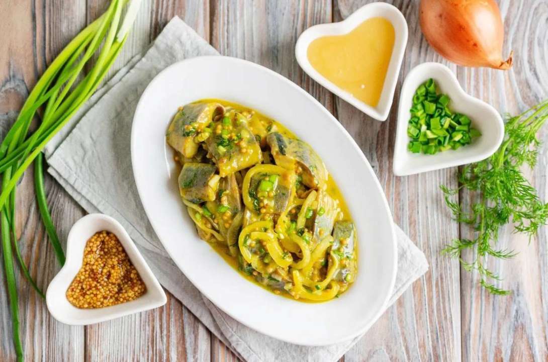 Маринований оселедець у гірчичному соусі/Фото: man_darinka.food Пікантний та ароматний: здивуйте рідних маринованим оселедцем у гірчичному соусі