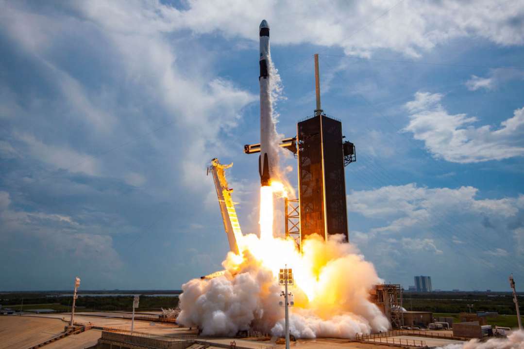 ФОТО. Величезний уламок ракети Falcon 9 впав на ферму
