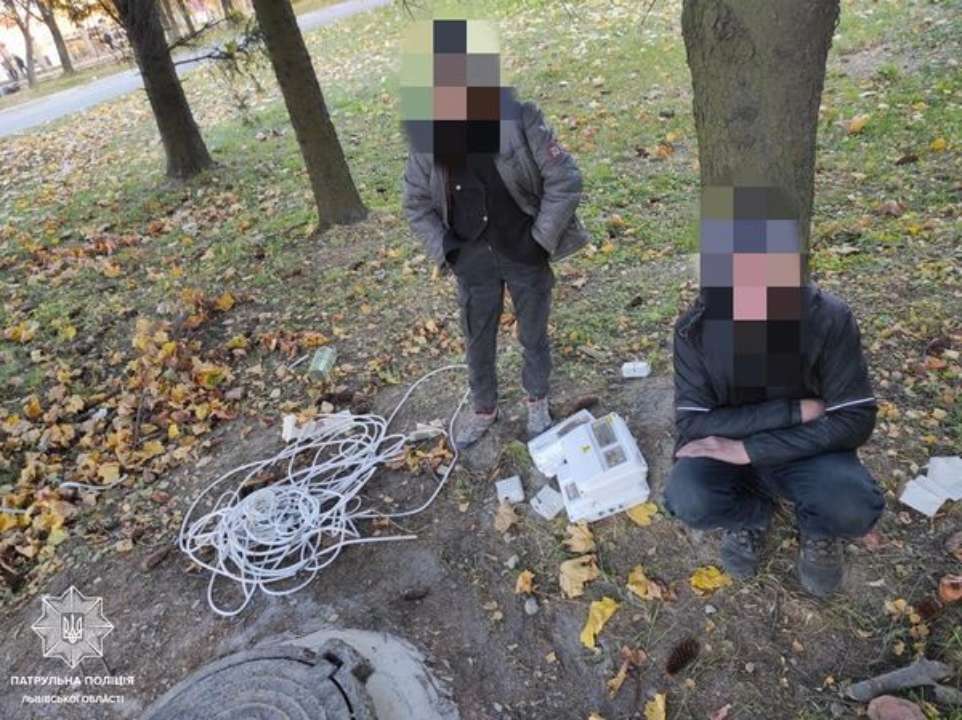 facebook.com/lvivpolice В Львове пятеро человек сорвали электрическое оборудование в подземном переходе