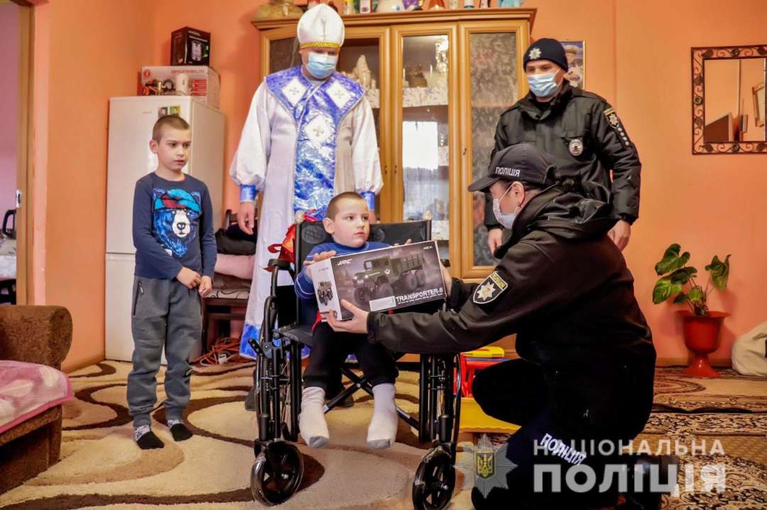 На Закарпатье мальчик попросил у Святого Николая инвалидную коляску для брата