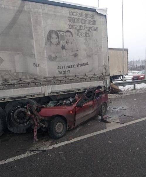 Фото: Полиция Киева В Киевской области легковушка врезалась в грузовик