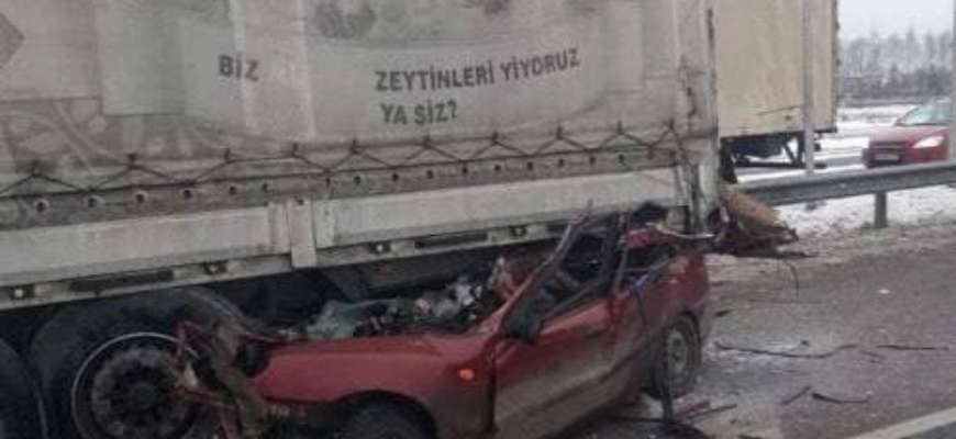 Фото: Поліція Києва У Київській області легковик врізався у вантажівку