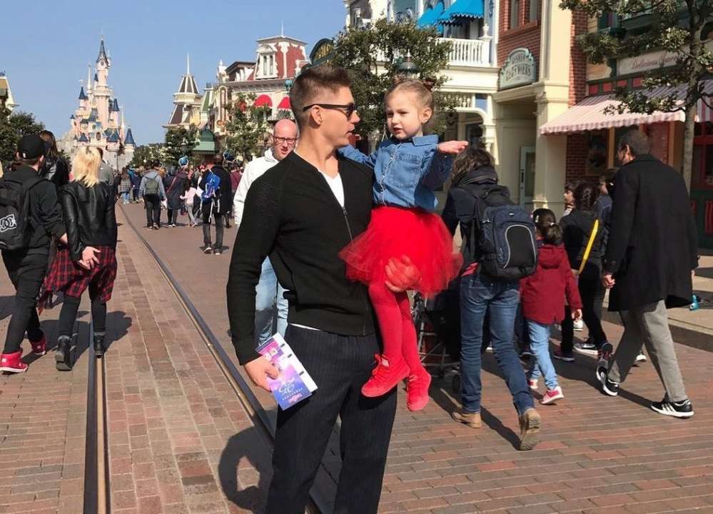 Поблагодарил бывшую: Остапчук поделился фото с маленькой дочкой